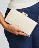 Τσαντάκι Lynne clutch με γυαλιστερό ανάγλυφο Κρεμ