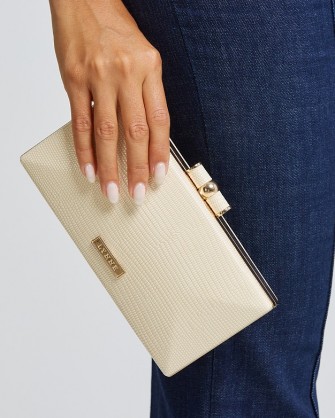 Τσαντάκι Lynne clutch με γυαλιστερό ανάγλυφο Κρεμ